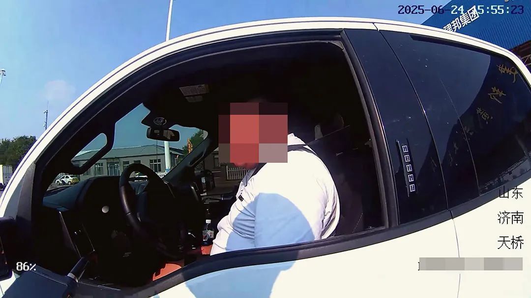 有证当乘客 无证却开车 为啥？