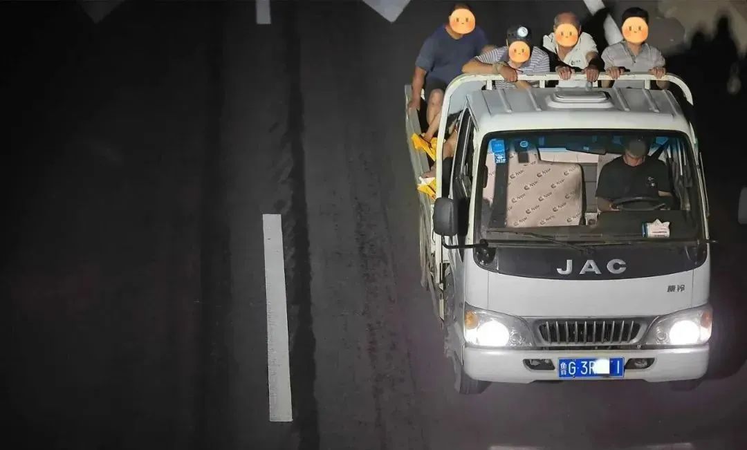 嘛呢？真拿货车当“敞篷车”兜风呢？