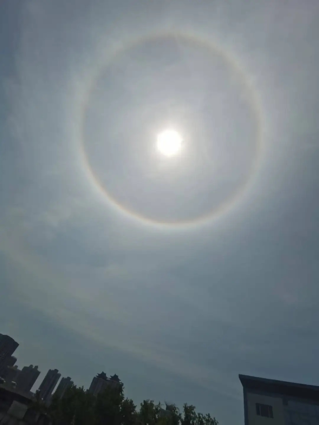 罕见!“太阳彩虹”硬控西安朋友圈→为何出现?会下雨吗? 罕见!“太阳彩虹”硬控西安朋友圈→为何出现?会下雨吗?