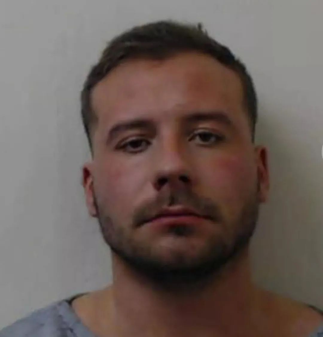 英国23岁邮差杀害女友,还冒充她发短信报平安,被判终身监禁 英国23岁邮差杀害女友,还冒充她发短信报平安,被判终身监禁