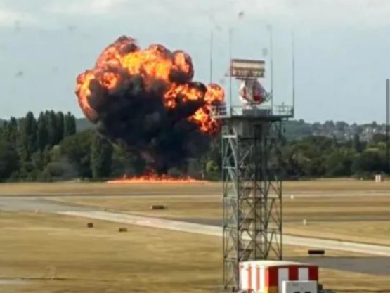 已造成4人死亡!一小型飞机在英国起飞后坠毁并爆炸,现场燃起巨大火球并伴有浓密黑烟 已造成4人死亡!一小型飞机在英国起飞后坠毁并爆炸,现场燃起巨大火球并伴有浓密黑烟