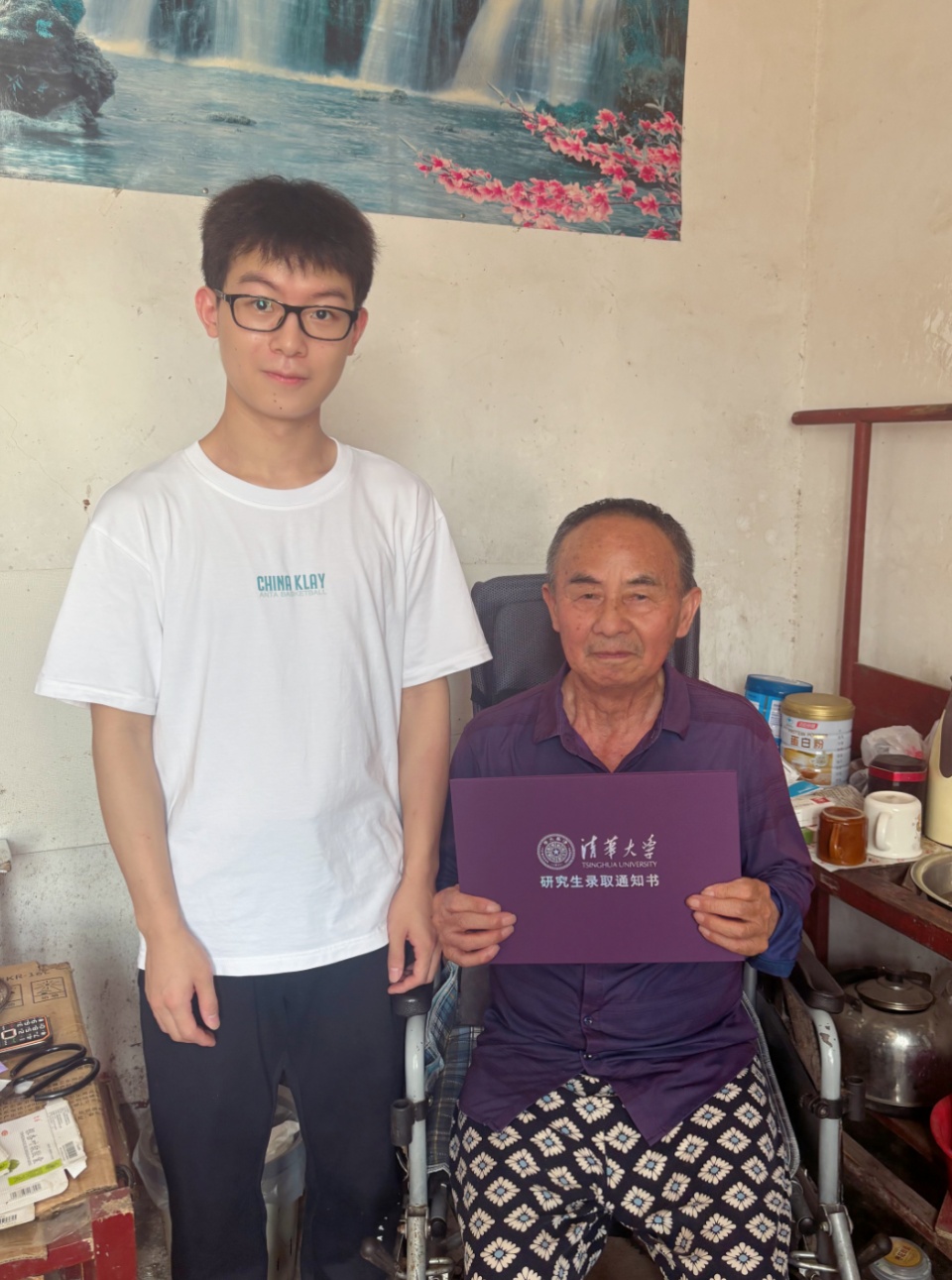 清华录取通知书到手，湖南小伙一路狂奔：只为把“拆封权”交给外公！