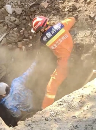 “别下来!”工地二次坍塌,消防员用身体挡在工人前方 “别下来!”工地二次坍塌,消防员用身体挡在工人前方