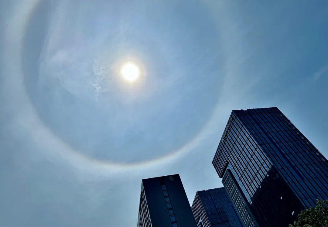 抬头看→西安上空现“天空之瞳”!你的朋友圈刷屏了吗? 抬头看→西安上空现“天空之瞳”!你的朋友圈刷屏了吗?