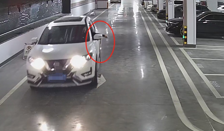 多辆车轮胎被扎,嫌疑人已抓获! 多辆车轮胎被扎,嫌疑人已抓获!