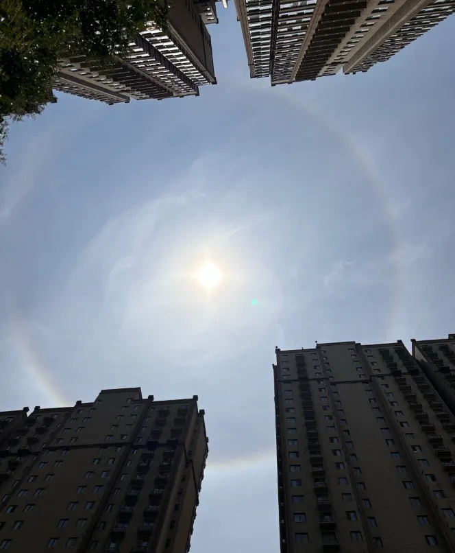 罕见!“太阳彩虹”硬控西安朋友圈→为何出现?会下雨吗? 罕见!“太阳彩虹”硬控西安朋友圈→为何出现?会下雨吗?