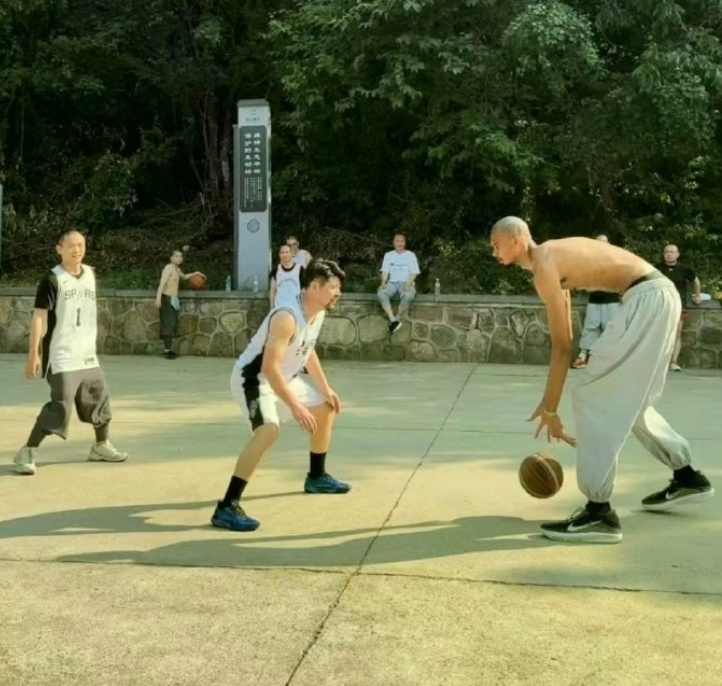 NBA球星文班亚马右肩血栓康复将回归球场，此前在少林寺闭关10天，考取“少林一段”