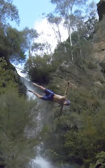 澳男子挑战死亡跳水世界纪录,从42.5米瀑布跳下,身受重伤 澳男子挑战死亡跳水世界纪录,从42.5米瀑布跳下,身受重伤