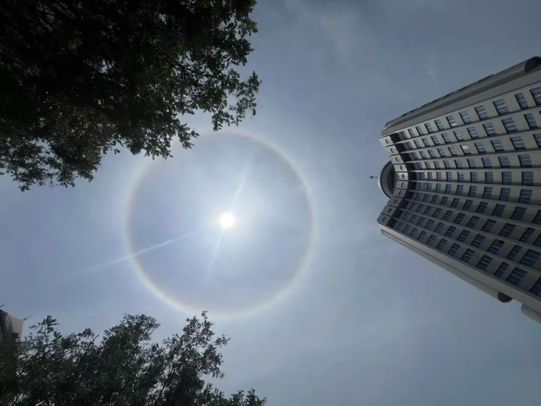 抬头看→西安上空现“天空之瞳”!你的朋友圈刷屏了吗? 抬头看→西安上空现“天空之瞳”!你的朋友圈刷屏了吗?