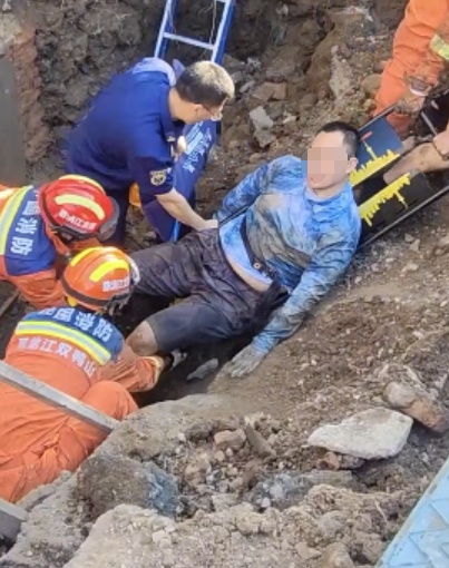 “别下来!”工地二次坍塌,消防员用身体挡在工人前方 “别下来!”工地二次坍塌,消防员用身体挡在工人前方