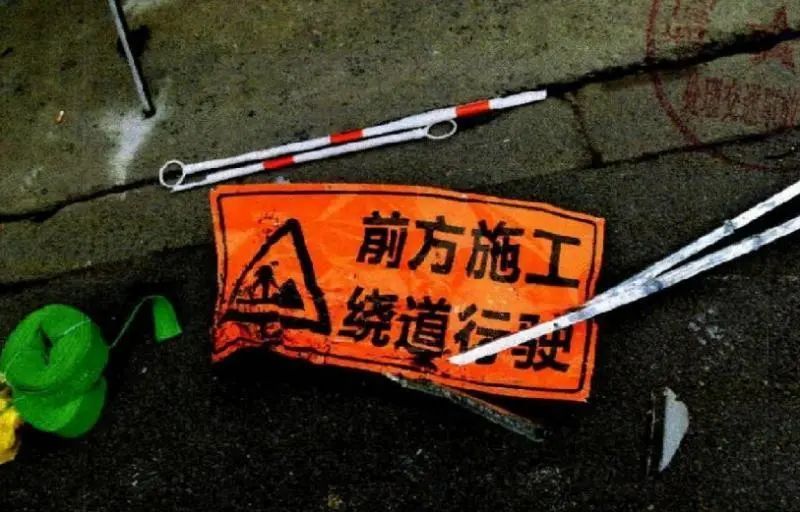 男子开车找手机，酿成事故致2死