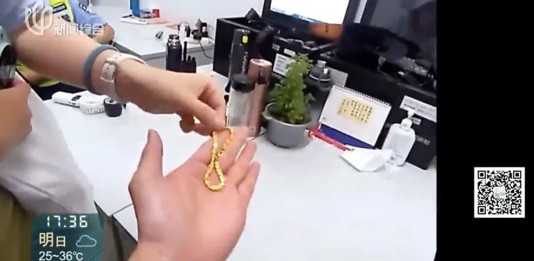 上海地铁被围观一幕，民警为何趴在安检机旁？剧情烧脑！