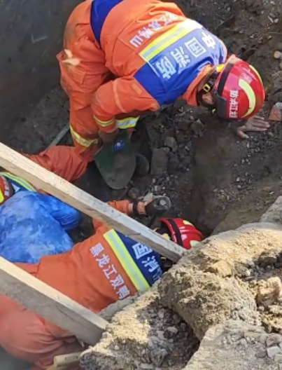 “别下来!”工地二次坍塌,消防员用身体挡在工人前方 “别下来!”工地二次坍塌,消防员用身体挡在工人前方