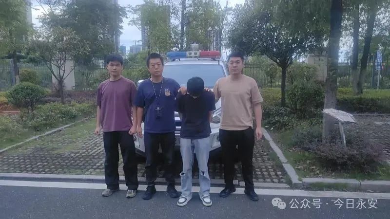 4男子向小学生借电话手表，被警方抓了