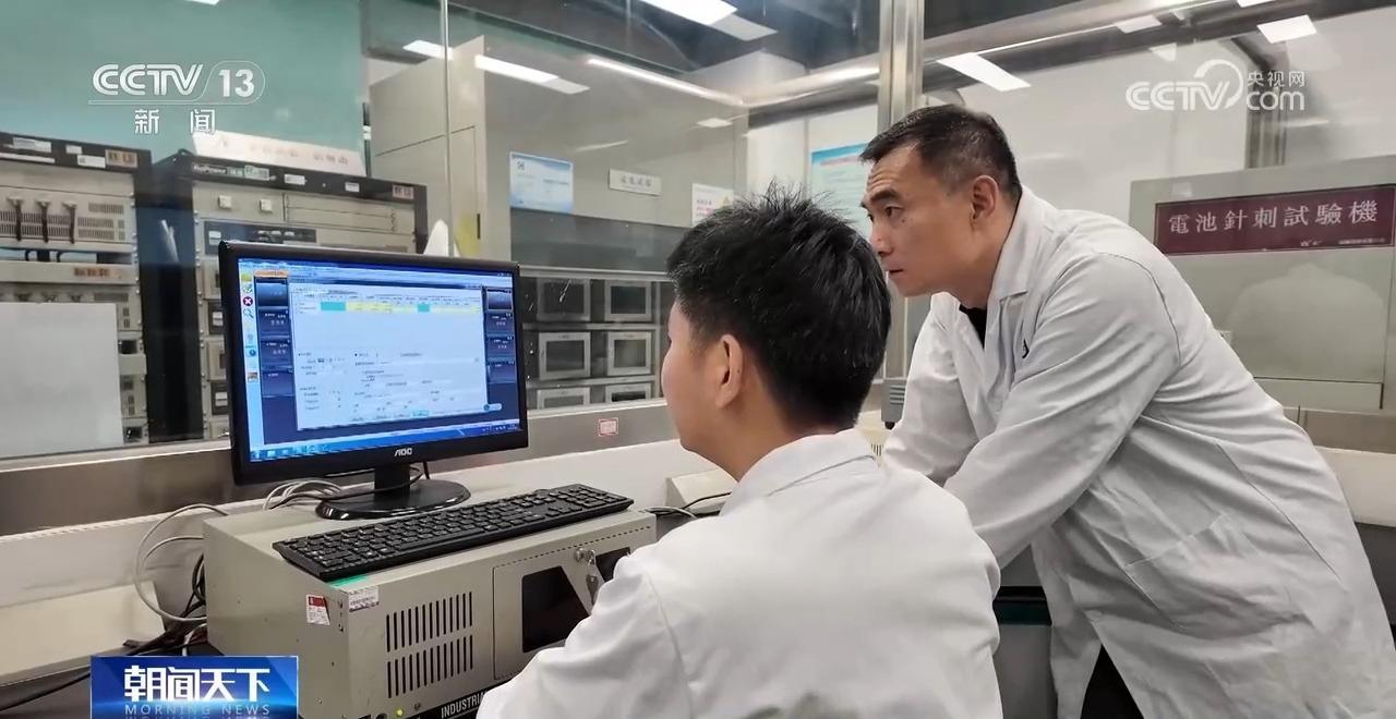 如何安全使用充电宝?跟记者去实验室看看极限测试 如何安全使用充电宝?跟记者去实验室看看极限测试