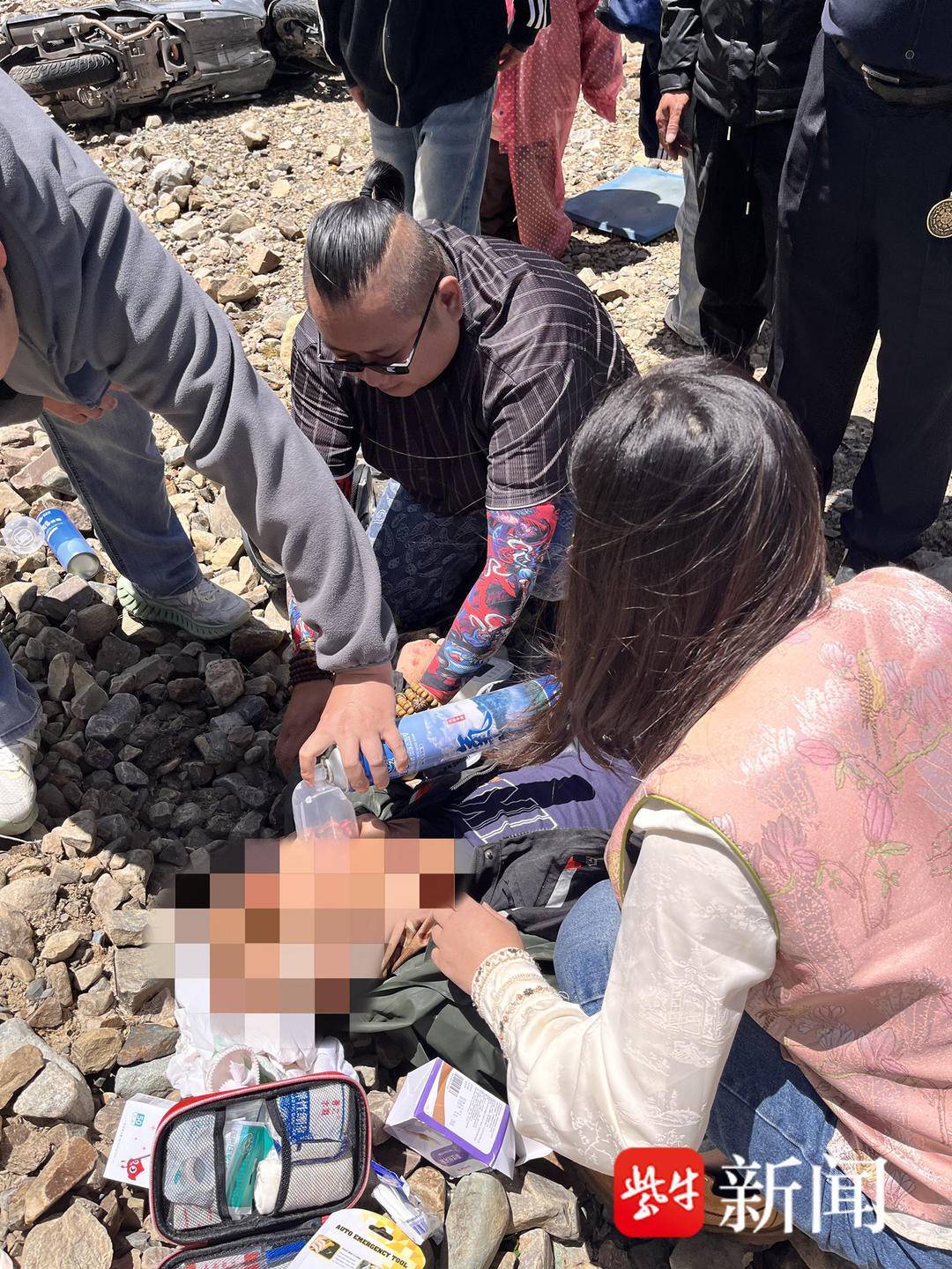 一骑摩托车男子4000米高原载倒受伤遇险，江苏沭阳的她果断出手救人—