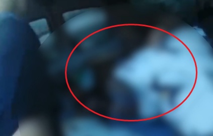 超员客车后座魔改“卧铺”？！