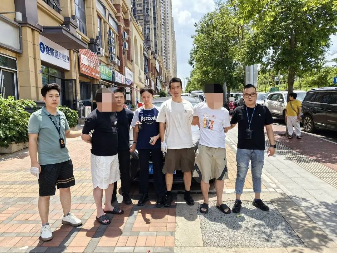 现金藏草丛、APP里设圈套，女子轻信“充值多退30%”被骗22万元！