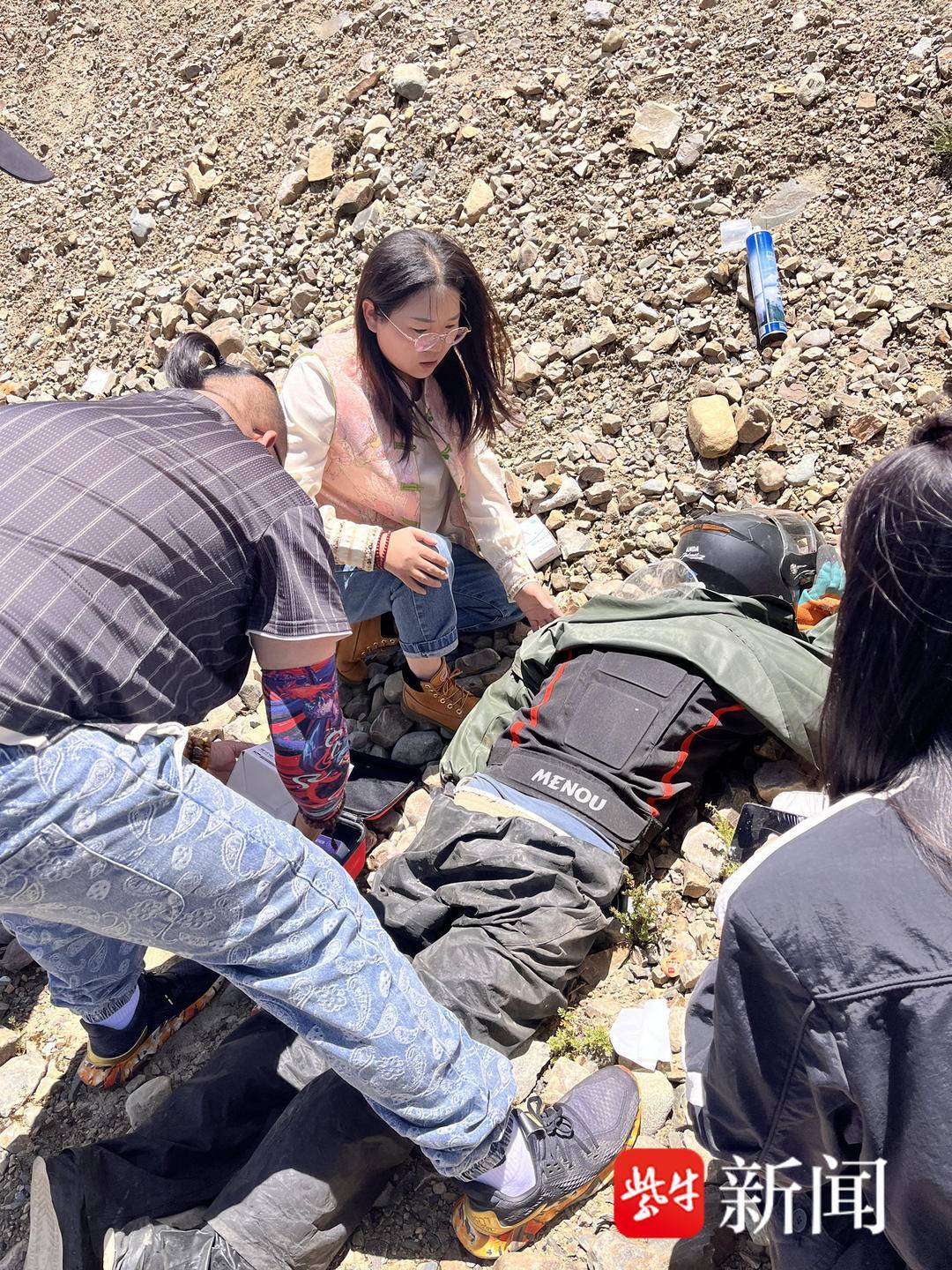 一骑摩托车男子4000米高原载倒受伤遇险，江苏沭阳的她果断出手救人—