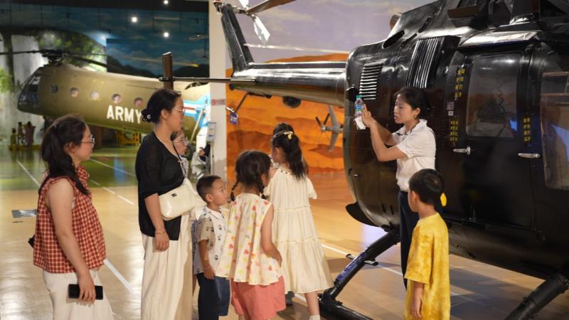 江西直升机科技馆“暑期游”热力十足 青少年寻梦航空 江西直升机科技馆“暑期游”热力十足 青少年寻梦航空