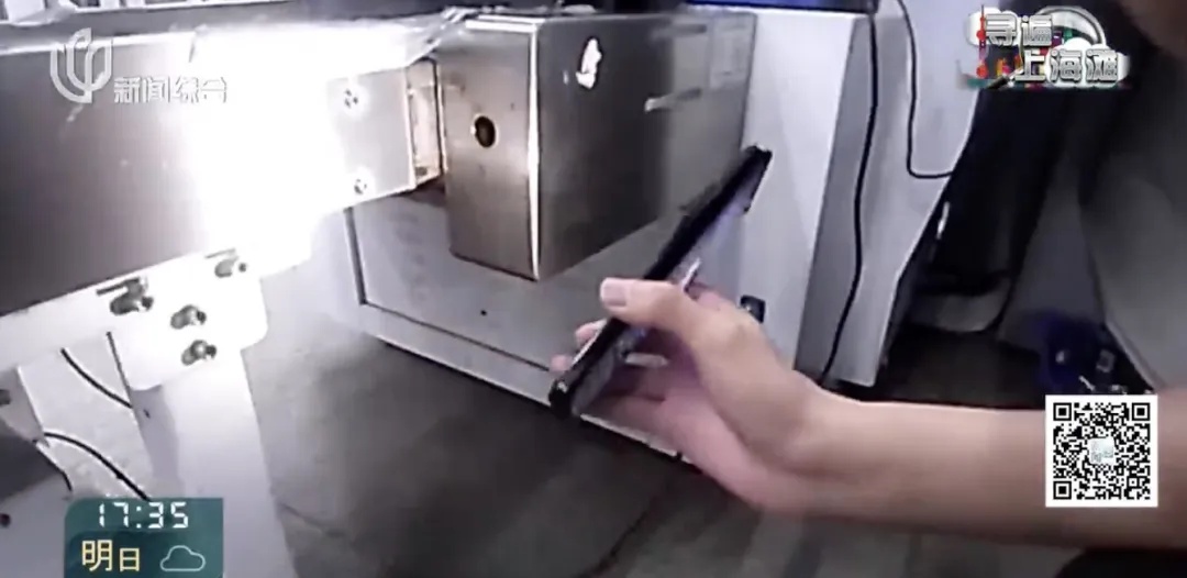 上海地铁被围观一幕，民警为何趴在安检机旁？剧情烧脑！