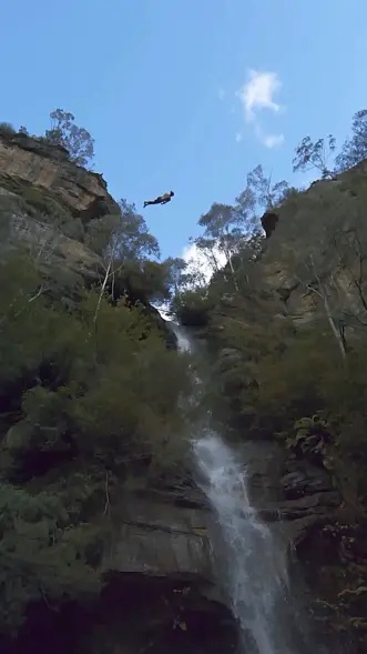 澳男子挑战死亡跳水世界纪录,从42.5米瀑布跳下,身受重伤 澳男子挑战死亡跳水世界纪录,从42.5米瀑布跳下,身受重伤