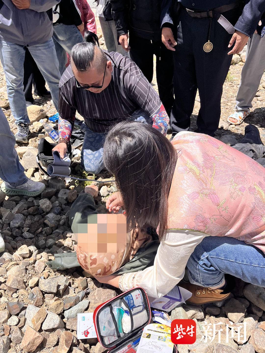 一骑摩托车男子4000米高原载倒受伤遇险，江苏沭阳的她果断出手救人—