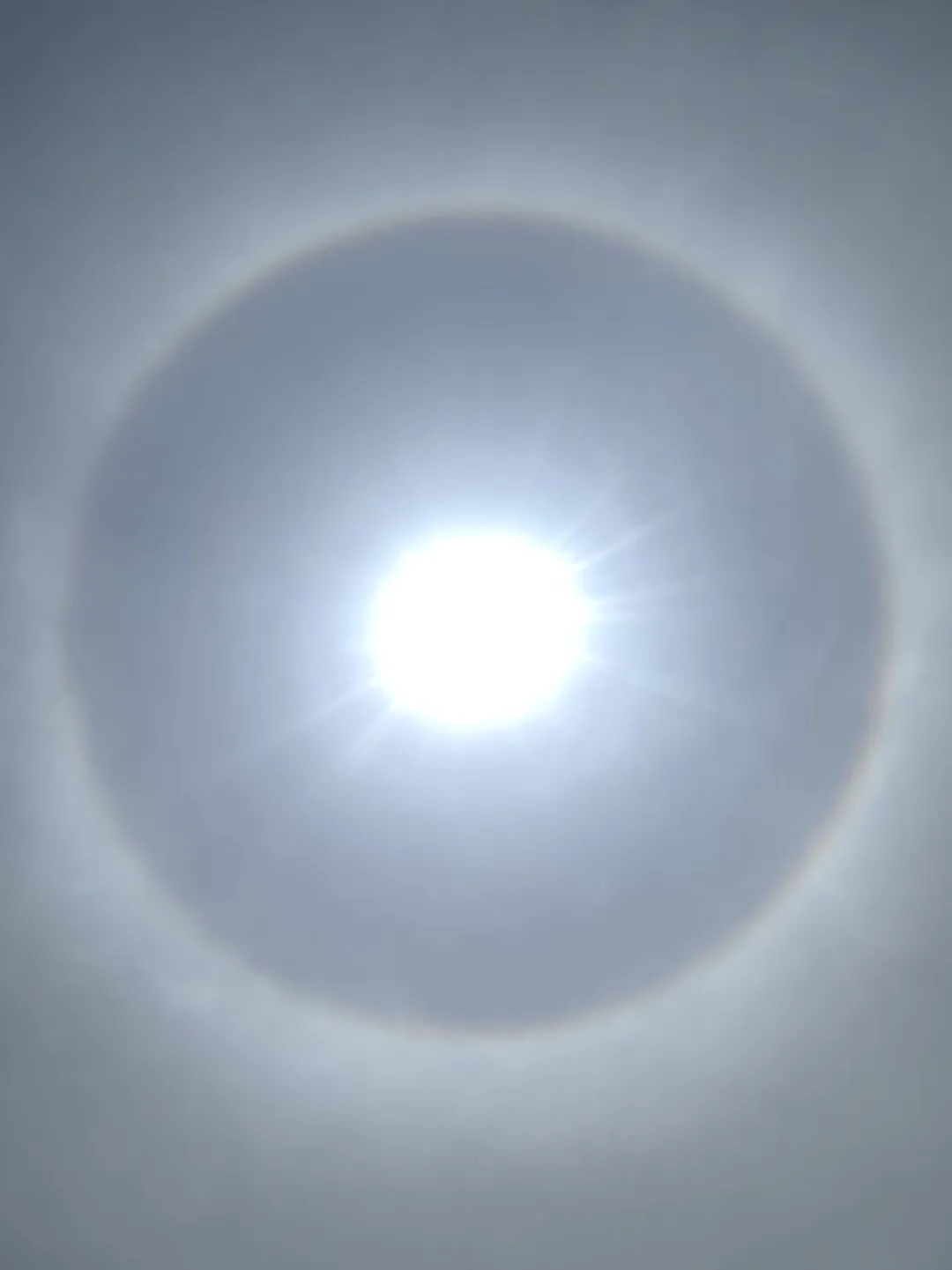 罕见!“太阳彩虹”硬控西安朋友圈→为何出现?会下雨吗? 罕见!“太阳彩虹”硬控西安朋友圈→为何出现?会下雨吗?