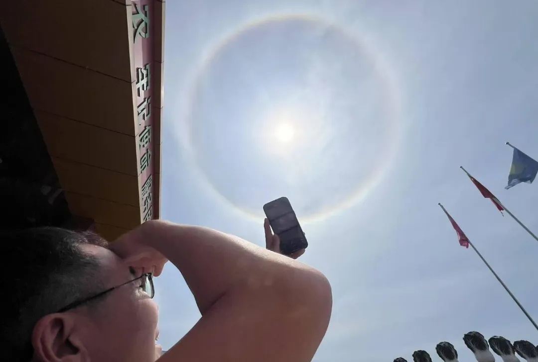 罕见!“太阳彩虹”硬控西安朋友圈→为何出现?会下雨吗? 罕见!“太阳彩虹”硬控西安朋友圈→为何出现?会下雨吗?