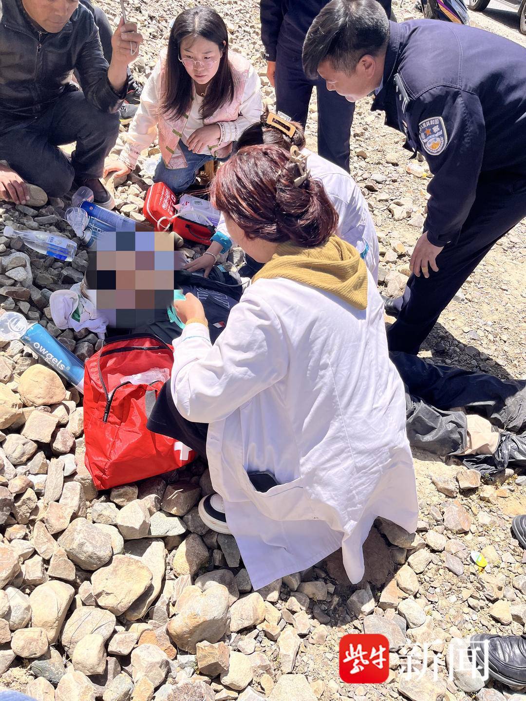 一骑摩托车男子4000米高原载倒受伤遇险，江苏沭阳的她果断出手救人—