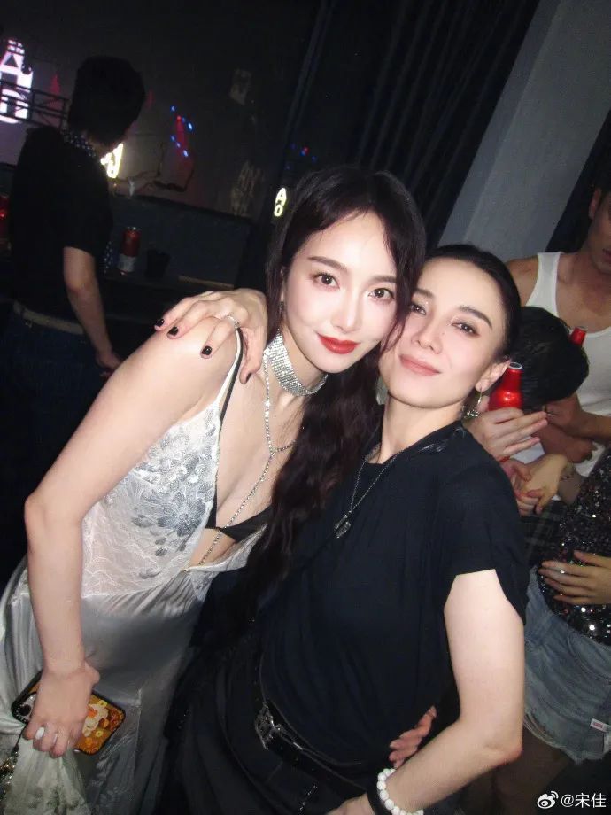 宋佳晒合照!“鲜活热烈有趣人儿” 组队刷屏,4张都是宋茜 宋佳晒合照!“鲜活热烈有趣人儿” 组队刷屏,4张都是宋茜