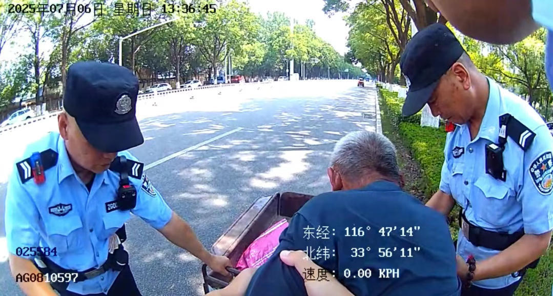 中暑大爷不愿上警车,他做出了这个决定…… 中暑大爷不愿上警车,他做出了这个决定……