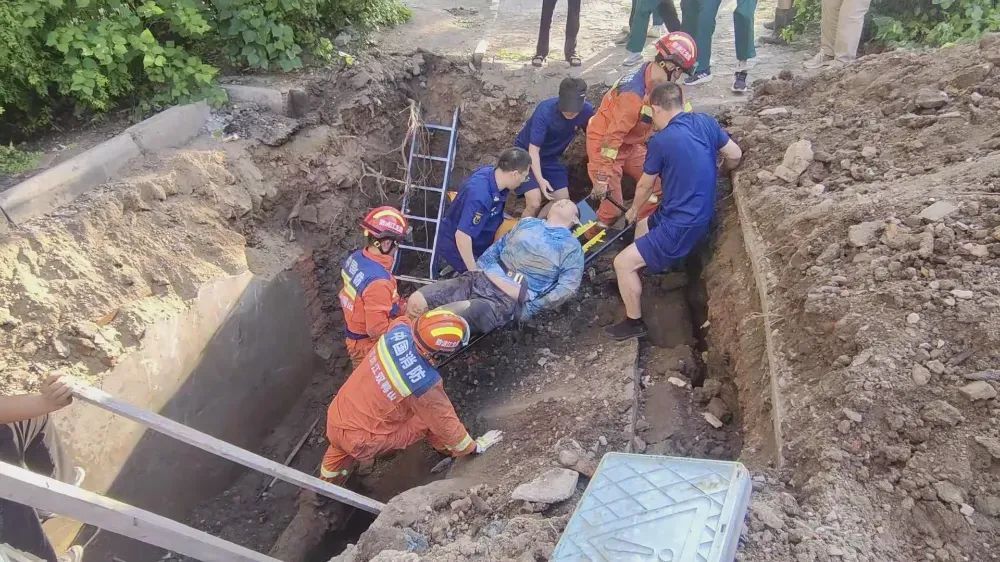 工人遭遇塌方被埋 消防员用身体当做护盾手刨挖沙救人