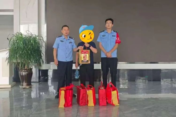 “打包式”作案?偷箱装酒一条龙! “打包式”作案?偷箱装酒一条龙!