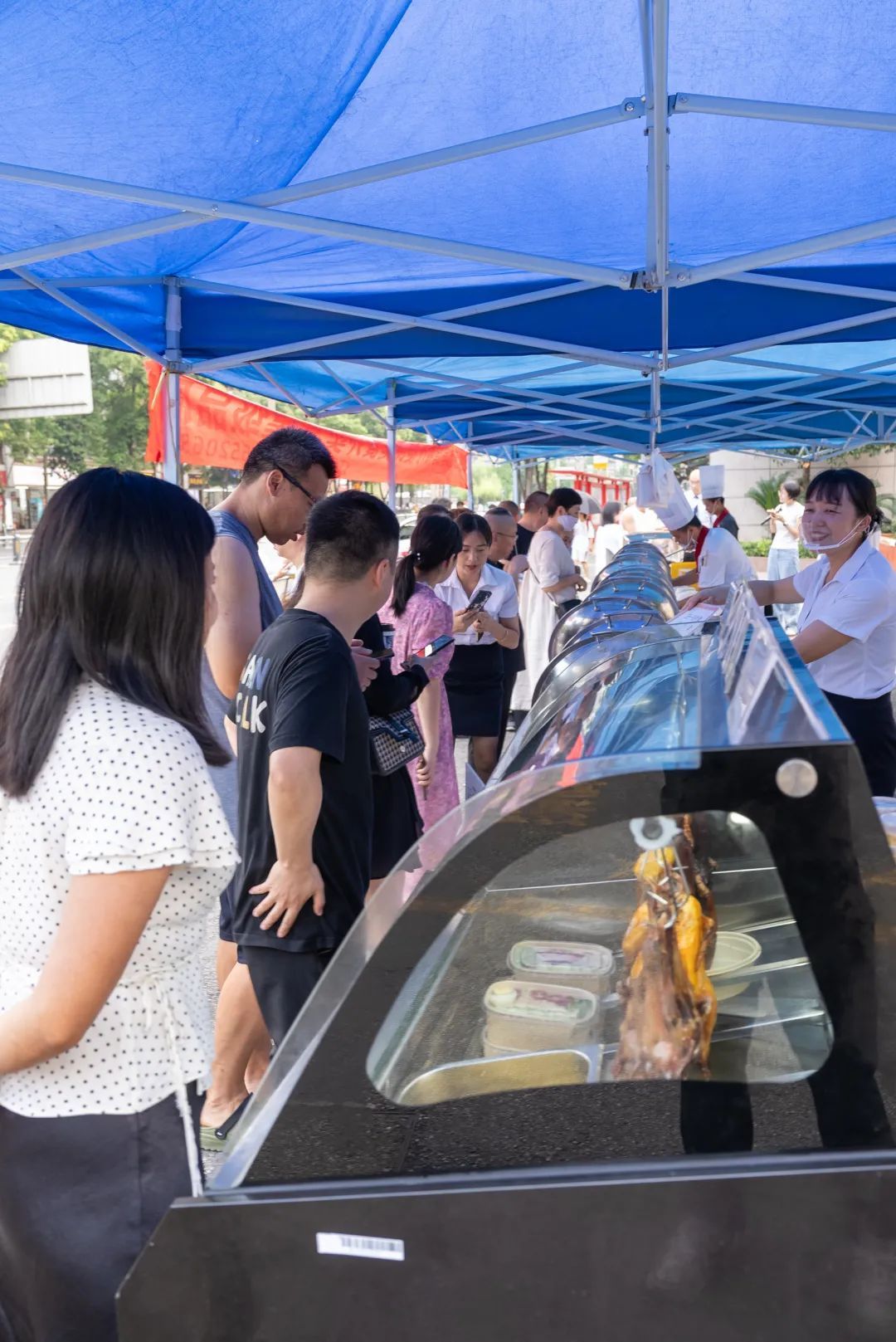 成都五星级酒店下场摆地摊！10元一份炒面，能挣到钱吗？