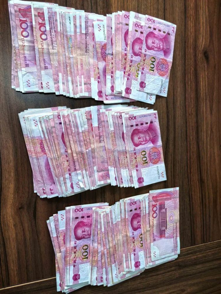 外地男子在汤口取出一叠现金要交给骗子,急坏了民警…… 外地男子在汤口取出一叠现金要交给骗子,急坏了民警……