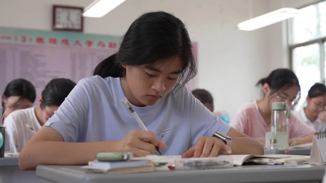 考全国第一的姑娘,刷屏全网! 考全国第一的姑娘,刷屏全网!