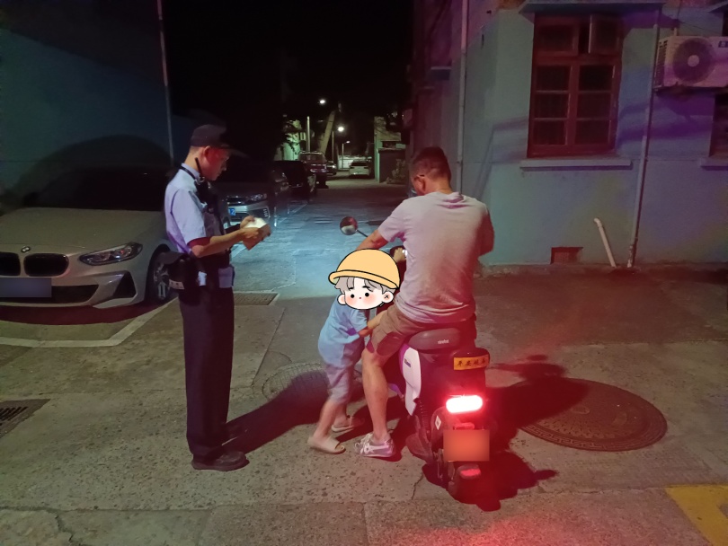 凌晨2点,幼童出走海宁街头,被美女阿姨“捡”到… 凌晨2点,幼童出走海宁街头,被美女阿姨“捡”到…