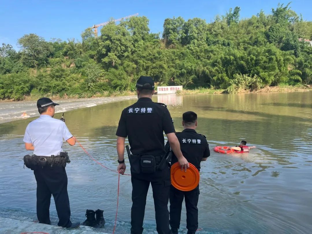 “快来救人啊!”特巡警黄磊,纵身一跃 “快来救人啊!”特巡警黄磊,纵身一跃