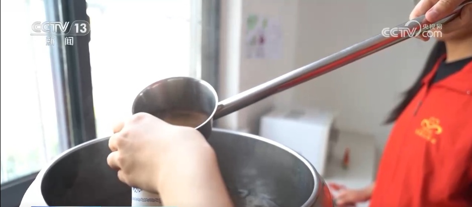 “15分钟纳凉圈”、爱心驿站、错峰作业 各地多举措为户外工作者送清凉