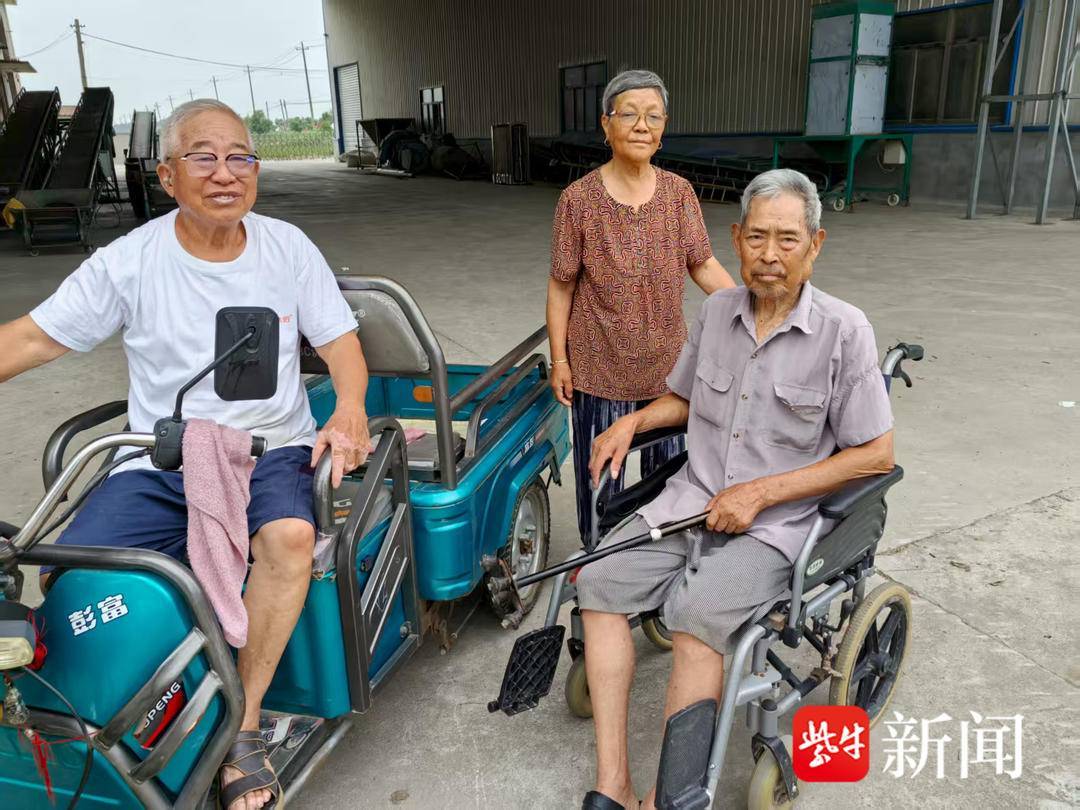残疾老人“滞留”高温路面好心夫妇伸出援助之手