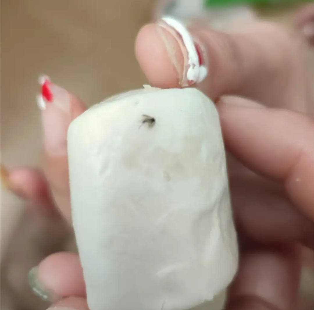 都嵌在里面了！知名品牌被曝有黑虫，很多人早餐爱吃