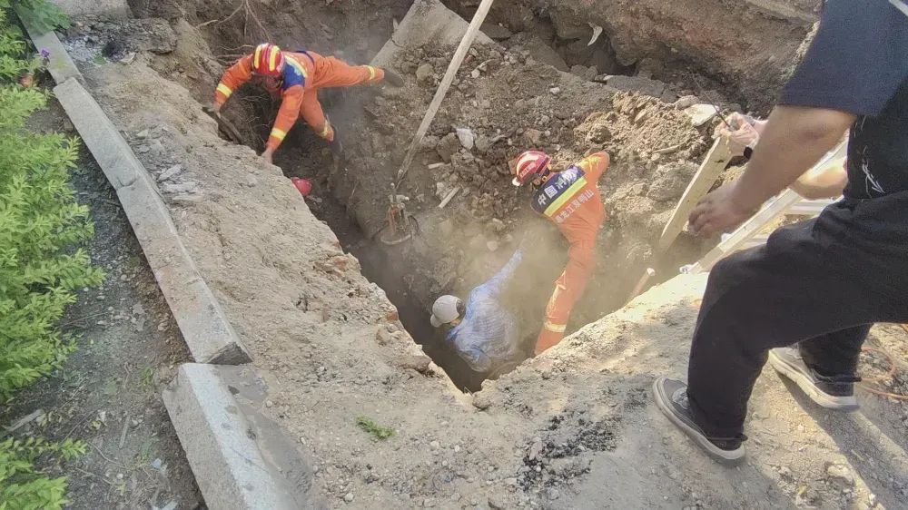 工人遭遇塌方被埋 消防员用身体当做护盾手刨挖沙救人