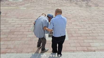 暖心一幕！民警“手势+搀扶”为不识字老人解难题