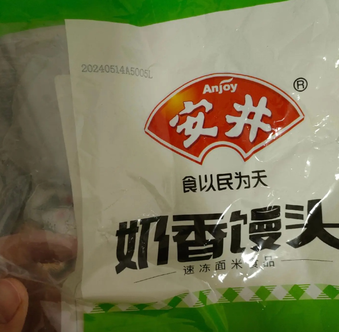 都嵌在里面了！知名品牌被曝有黑虫，很多人早餐爱吃