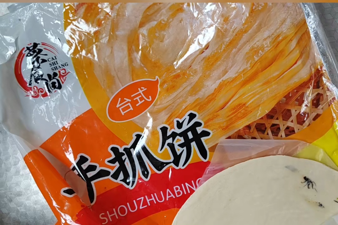 都嵌在里面了！知名品牌被曝有黑虫，很多人早餐爱吃