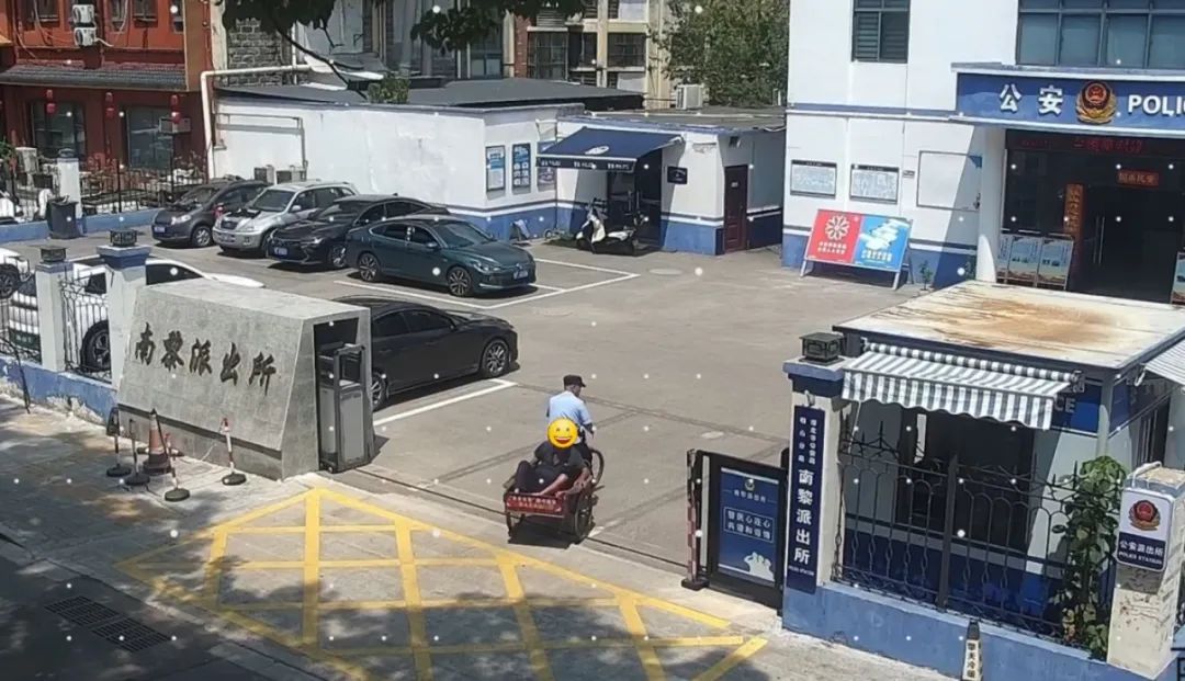 中暑大爷不愿上警车,他做出了这个决定…… 中暑大爷不愿上警车,他做出了这个决定……