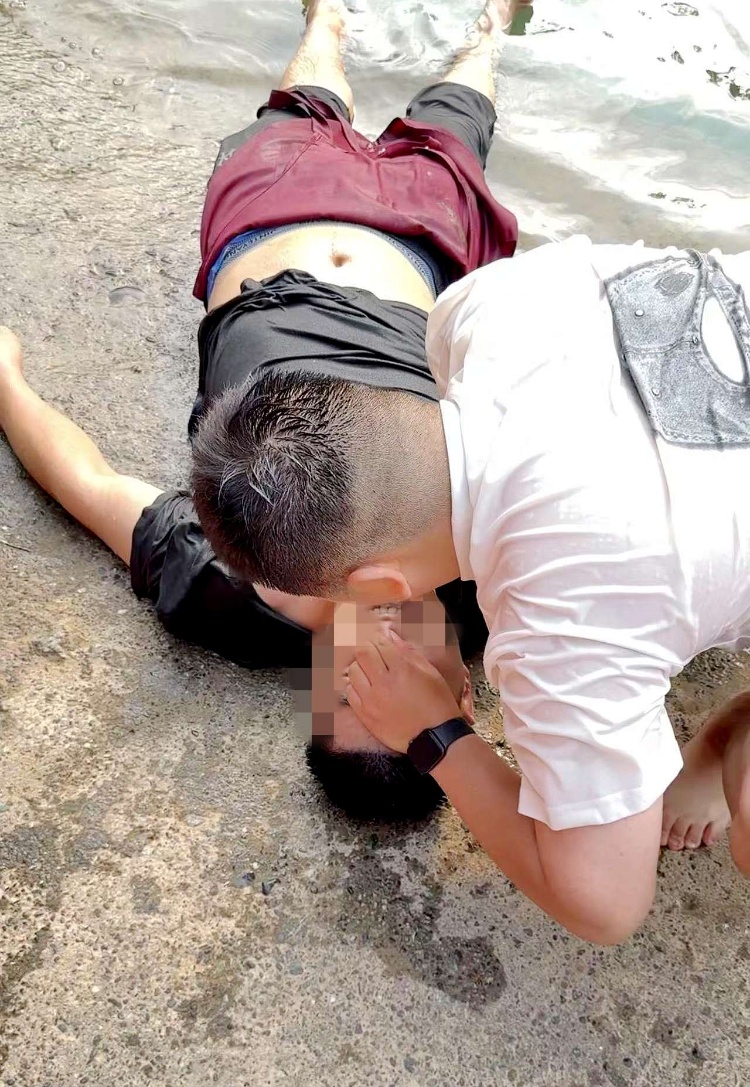 成都两男子青城山下勇救溺水者，救上岸时溺水者已昏迷，经救治目前已基本康复