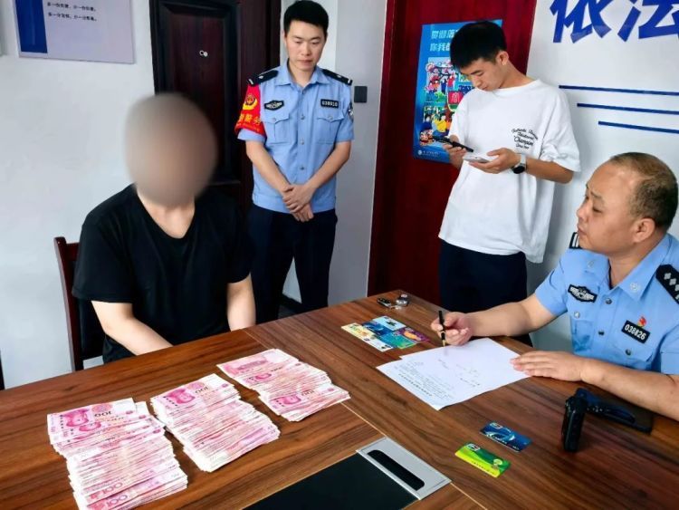 外地男子在汤口取出一叠现金要交给骗子,急坏了民警…… 外地男子在汤口取出一叠现金要交给骗子,急坏了民警……