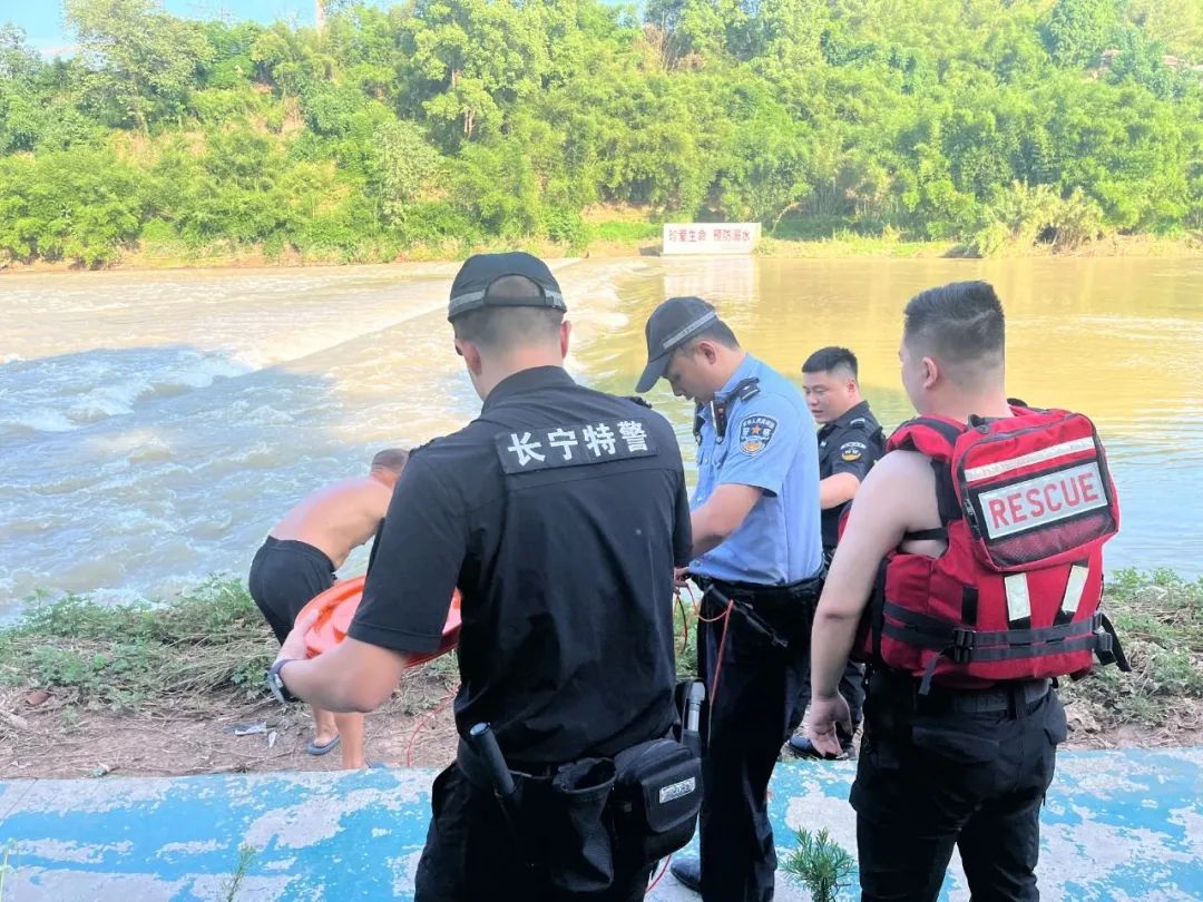 “快来救人啊!”特巡警黄磊,纵身一跃 “快来救人啊!”特巡警黄磊,纵身一跃